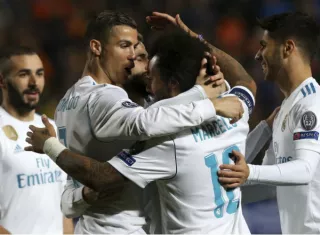 Jugadores del Real Madrid celebran una de las anotaciones. Foto: EFE
