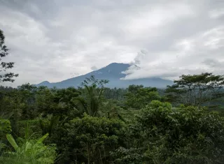 Vista general desde Karangasem del volcán Monte Agung arrojando humo, en Bali, Indonesia. / EFE