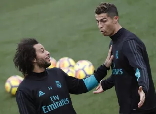 El jugador portugués del Real Madrid, Cristiano Ronaldo, y el brasileño Marcelo Vieira (i), durante el entrenamiento de esta mañana de su equipo en la Ciudad Deportiva de Valdebebas/EFE