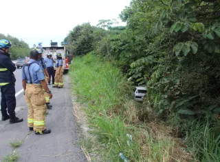 Se investiga para ubicar al dueño del vehículo y determinar qué fue lo que ocurrió y si este hecho dejó algún herido. / Foto: .@bomberoscocle