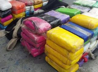 Se incautan 213 paquetes de sustancias ilícitas. 