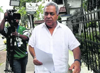 Hizo la petición a través de sendas cartas al ministro Dulcidio de la Guardia y al contralor Federico Humbert.