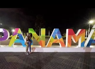 La pareja aparece en uno de los miradores de Panamá 