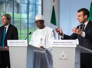 El presidente galo, Emmanuel Macron (d), el primer ministro italiano, Paolo Gentiloni (i), y el presidente de Mali, Ibrahim Boubacar Keita (c), ofrecen una rueda de prensa. EFE