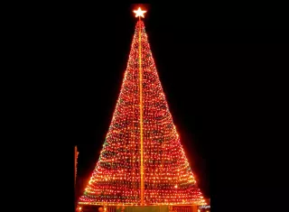 Con sus 100 pies de alto, este imponente árbol de Navidad se convierte en el más  grande de Centroamérica.