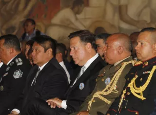 El mandatario, pegado a los militares.