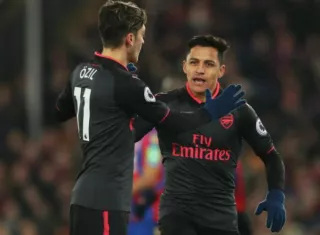 Alexis Sánchez celebra con sus compañeros de equipo. Foto: AP