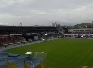 Una congregación entera se unió en canto cuando Roberto Orellana elevó su voz.