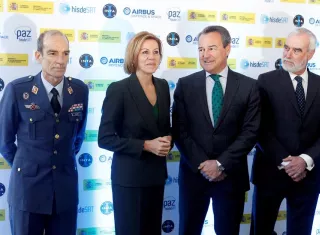 La ministra de Defensa María Dolores de Cospedal, y el secretario de Estado de Defensa Agustín Conde, durante el acto para seguir el Lanzamiento del satélite militar español PAZ de observación de la Tierra. EFE
