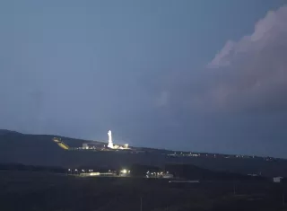 Vista del satélite español Paz de observación de la Tierra, un dispositivo diseñado para fines militares y civiles, despegando a bordo de un cohete Falcon 9 de la compañía SpaceX desde la base aérea de Vandenberg, California, EE.UU. /  Foto: EFE