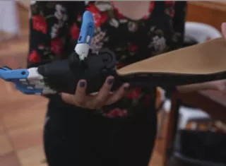 El ruido intenso y robótico de una impresora se escucha de fondo, pero no hay bandeja, ni tinta, ni papel sino un hilo de plástico que crea formas en 3D, de donde saldrá una prótesis que puede mejorar la vida de víctimas de minas antipersona.  EFE