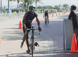 Mhlengi Gwala resultó herido y podría perder una de las piernas. Foto: AP