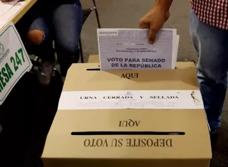 Un hombre vota, el domingo 11 de marzo de 2018, durante las elecciones legislativas de Colombia, en Bogotá (Colombia). EFE