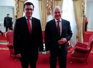 Ministro de Economía, Industria y Competitividad de España, Román Escolano (i), se reúne con el nuevo ministro alemán de Finanzas, Olaf Scholz (d), para analizar, entre otros temas, el proceso de profundización de la Unión Económica y Monetaria. EFE