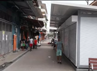 La calle de Salsipuedes presenta ahora una nueva cara con modernos kioscos. Foto: Yorlenne Morales