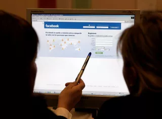 Facebook suspendió este viernes de la red social a Cambridge Analitica y su matriz, Strategic Communication Laboratories (SCL), e informó de la filtración de datos, que descubrió por primera vez en 2015. EFE Archivo