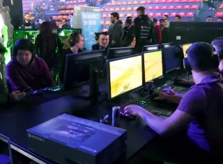 Miles de aficionados a los videojuegos se reúnen en Viena este fin de semana en el festival eSports, el primer campeonato de juegos electrónicos de la capital austríaca, en el que varios equipos compiten por premios. EFE