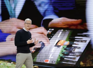 La compañía presentó su último iPad el martes en una escuela secundaria de Chicago para señalar un renovado énfasis en la educación.  AP