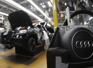 Los fabricantes de automóviles están agregando funciones de seguridad electrónicas avanzadas, ya que dan un paso más hacia un mundo de autos sin conductor. Foto: AP