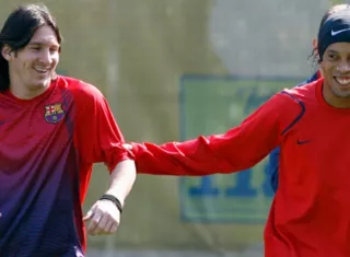 Ronaldinho y Lionel Messi durante un entrenamiento del Barcelona. Foto: EFE