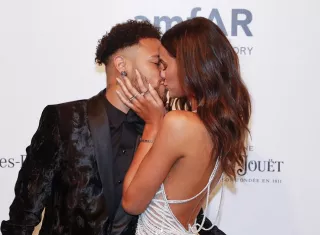 El jugador brasileño del París Saint-Germain (PSG) Neymar Jr (i) besa a su novia, la actriz brasileña Bruna Marquezine (d). /EFE