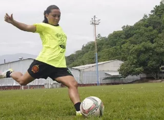 La jugadora fue despedida de forma inmediata y obligada a devolver la ropa deportiva . Foto: Twitter