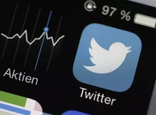 ista del logotipo de Twitter (d) en un teléfono móvil. EFE/Archivo