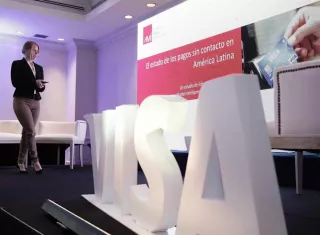 La experta líder de prácticas de pago de Americas Market Intelligence, Linsay Lehr, habla durante un evento en San José (Costa Rica). EFE