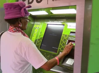 Más de 10.000 pacientes sudafricanos, en su mayoría enfermos crónicos, usan ya un invento pionero en el mundo: una farmacia electrónica que funciona como un cajero y evita al usuario hacer cola durante horas. EFE