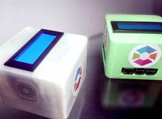 Fotografía cedida por Jasper Foundation de pequeños procesadores que llevan el nombre de &quot;Jaspberries&quot;, que tienen la capacidad para llevar a cabo la creación de monedas virtuales sin estar conectados a una red red eléctrica más compleja. EFE