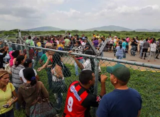 Familiares de recluidos en la Comunidad Penitenciaria Fénix permanecen en la inmediaciones de la cárcel para conocer el nombre de las víctimas. EFE