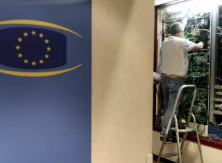 No mucho cambiará para ti, al menos de inmediato; las empresas seguirán recopilando y analizando datos personales desde su teléfono, las aplicaciones que usa y los sitios que visita. Foto: AP