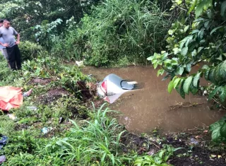 Vista general de cómo quedó el vehículo sumergido en el agua. RFoto: @TraficoCPanama