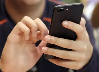 Las aplicaciones de medios sociales han perfeccionado el arte de las recompensas aleatorias.  Foto: AP