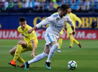 Cristiano Ronaldo (d), protege el balón ante la presencia del defensa del Villarreal, Adrián Marín. Foto: EFE