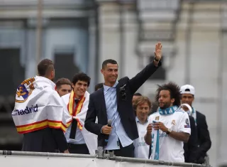 Cristiano Ronaldo (centro) y Marcelo Vieira (dcha.) junto a la estatua de la Cibeles durante el recorrido por las calles de Madrid. Foto: EFE