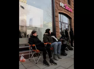 Varias personas hacen cola junto a una Apple Store en Moscú, Rusia. EFEArchivo