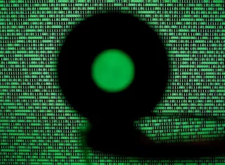 Un pantalla de ordenador muestra un código binario en Taipei (Taiwán). EFE/Archivo