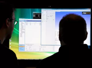 Dos técnicos observan la pantalla de un superordenador en Dresde (Alemania). EFE/Archivo