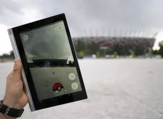 El nuevo título estará conectado con Pokémon GO, el exitoso juego de realidad aumentada para teléfonos móviles, con el que podrán compartirse las criaturas capturadas en Switch y los regalos obtenidos en ambas plataformas, de una a otra. EFE Archivo