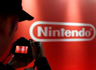 Miembro de la prensa toma una fotografía a un logo del Nintendo antes del inicio de la presentación oficial del Nintendo Switch 2017. EFE/Archivo