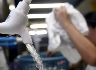 Este mecanismo captura el agua que se evapora de las torres de refrigeración de las centrales eléctricas y tiene el objetivo de convertirse en una &quot;fuente limpia y segura&quot; de agua potable para las ciudades costeras, señalaron los autores. EFE / Archivo