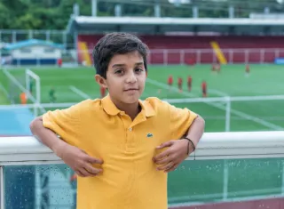 Diego Birbragher es uno de los niños que participa del programa Football for Friendship.