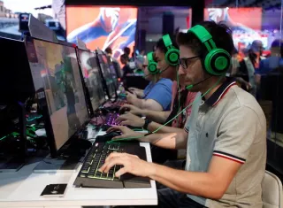 Público juega Focus Home Interactive&#039;s Insurgency: Sandstorm durante la Electronic Entertainment Expo (E3) en el Centro de Convenciones de Los Ángeles, California, EE. UU. EFE