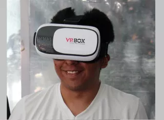 Fotografía cedida hoy, miércoles 13 de junio de 2018, por el Instituto Politécnico Nacional (IPN), que muestra a un estudiante que utiliza un dispositivo de realidad virtual con una aplicación contra la fobia a conducir, en Ciudad de México (México). EFE