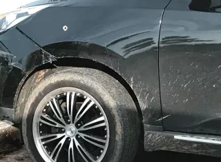 Vehículo en el que viajaba la víctima recibió impactos de arma de fuego. Foto: Mayra Madrid