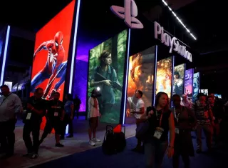 Público visita el espacio de Playstation durante la Electronic Entertainment Expo (E3) en el Centro de Convenciones de Los Ángeles, California, EE. UU.. EFE
