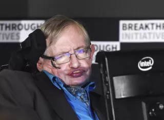El científico británico Stephen Hawking comparece en rueda de prensa para anunciar una nueva iniciativa científica global con la que pretenden buscar vida civilizada en el universo, en Londres (Reino Unido). EFE/Archivo