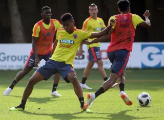 El jugador de Colombia Wilmar Barrios (c) se integra a los entrenamientos para su debut frente a Japón. Foto EFE