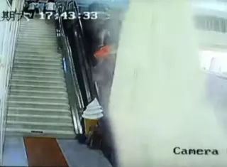 Captura de video donde se aprecia el desplome del cielo raso.